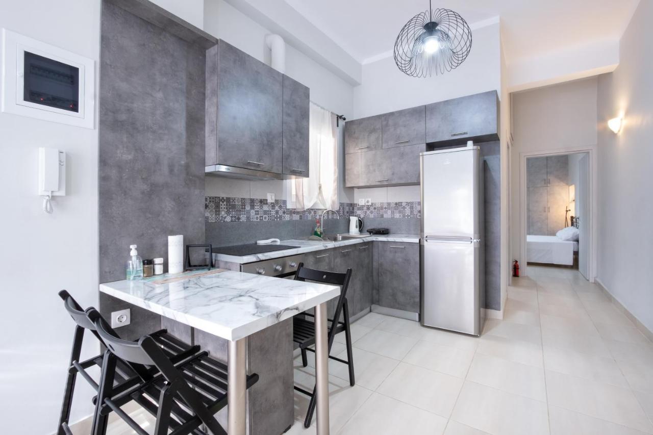 Urban Lifestyle Apartment In Пирея Екстериор снимка