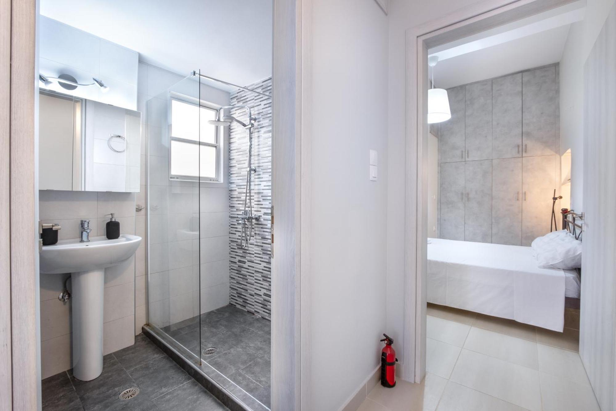 Urban Lifestyle Apartment In Пирея Екстериор снимка